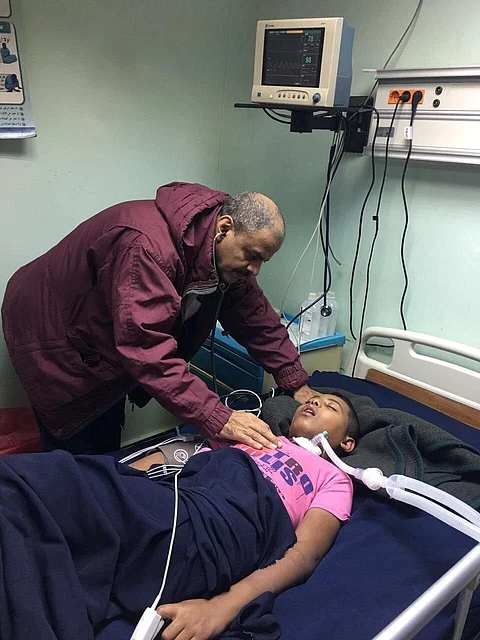 سجين الأكسجين.. فريق طبي ينهي معاناة مريض استمرت 4 سنوات