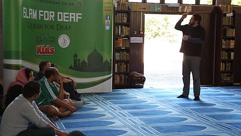 المركز الثقافي الإسلامي في لندن يستضيف مجموعة من الصم والبكم