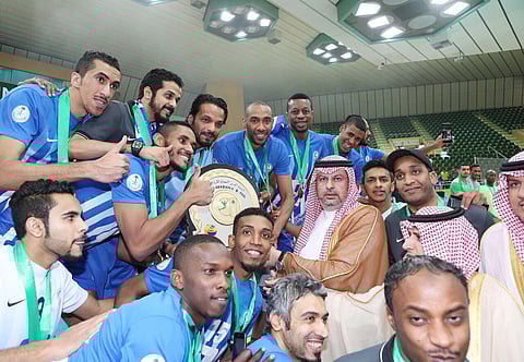 بالصور .. "عبدالله بن مساعد" يتوج طائرة الهلال بلقب الدوري