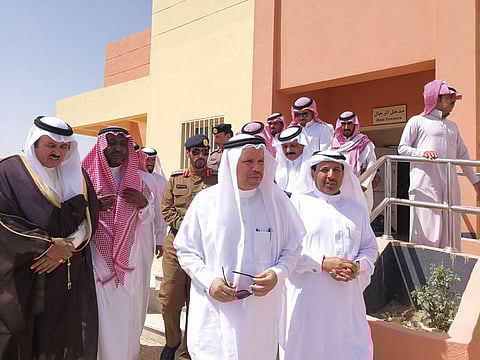 بالصور.. محافظ ميسان يتفقد "أبو راكة" ويستمع لمطالب الأهالي