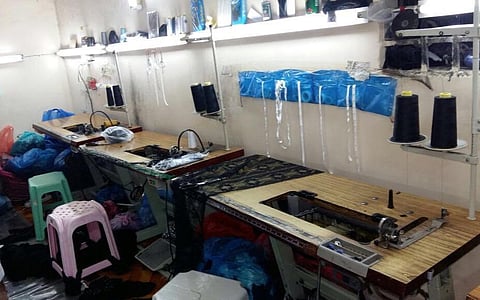 بلدية جنوب جدة تُداهم مصنعاً للملابس يزوّر علامات بلد المنشأ