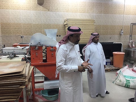 بلدية محافظة رنية تغلق مخبزًا يدويًّا لعدم اكتمال الشروط الصحية