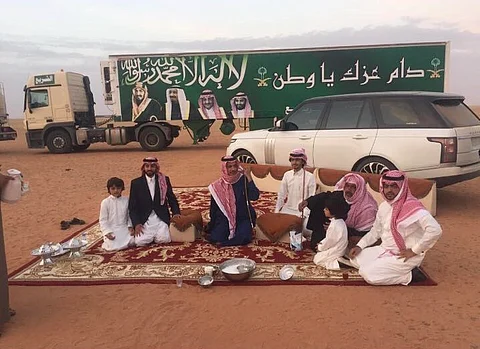 مواطن يتغنى بحب الوطن في مهرجان جائزة الملك عبدالعزيز للإبل