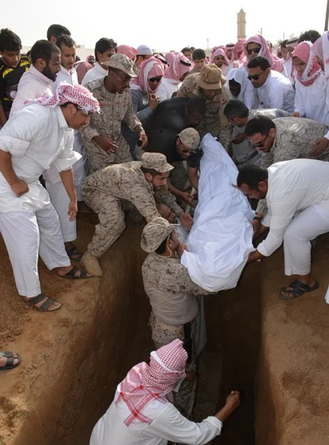 3 إصابات وأُمنية تكللها الشهادة.. شاهد الجموع تشييع "الضامري" برمادة خلب