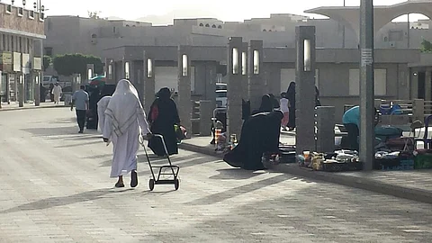 الطائف.. مطلَّقات وأرامل يفترشن الأرض بمواقف السليمانية للبحث عن الرزق