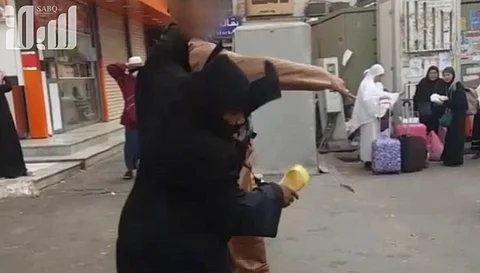 القبض على "صافع امرأة السوق" بمكة.. سعودي والسيدة بائعة في الموقع