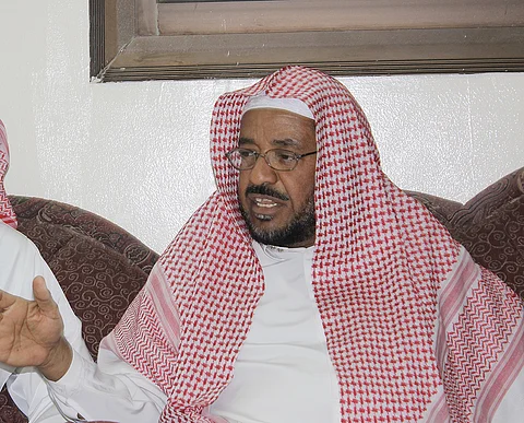 "الشنار" مغسِّل الأموات يكشف تفاصيل هروب شابَّيْن أثناء الغسل.. ويؤكد: لم أبُحْ بأسرار الموتى.. وجثث الحوادث مخيفة