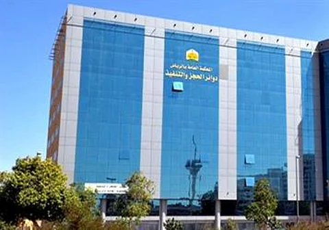 لم تتحمل فسالت دموعها.. فاعل خير يسد دين امرأة أمام قاضي تنفيذ بالرياض