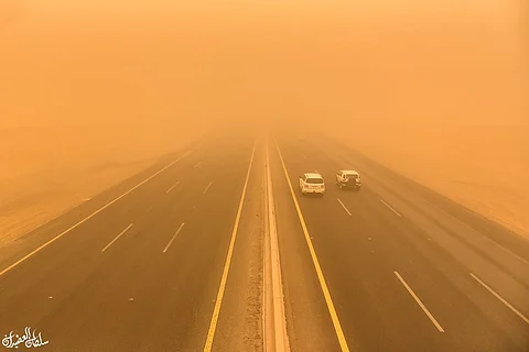 بالصور.. عاصفة ترابية تضرب القصيم وسدير والوشم ومطالبات بتعليق الدراسة