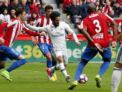 بالصور.. ريال مدريد يقتنص فوزاً ثميناً من خيخون