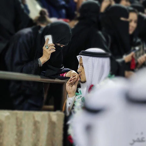 بالصور.. الأمهات يشاركن أبناءهن فرحة التخرج من جامعة الملك فهد للبترول والمعادن