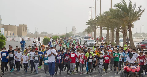 شاهد.. 300 طفل من جنسيات عدة يقطعون 3 كم مشياً على الأقدام بينبع
