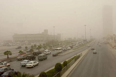 "الإنذار المبكر" في تنبيه متقدم للرياض والشرقية: شبه انعدام بالرؤية