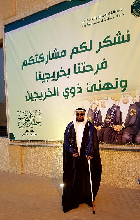 شاهد وتعرف على قصة أول خريج دراسات عليا كفيف بجامعة "البترول"