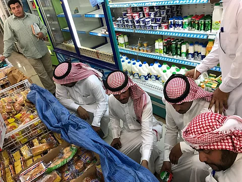 "بلدية طبرجل" تصادر 240 كجم مواد منتهية الصلاحية داخل "محطات وقود"