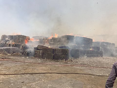 شاهد.. فرق الإطفاء تباشر حريقاً اندلع بمصنع جنوب جدة