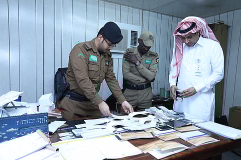 ضبط موقع لتعبئة زيوت السيارات المغشوشة في "سلى الرياض"