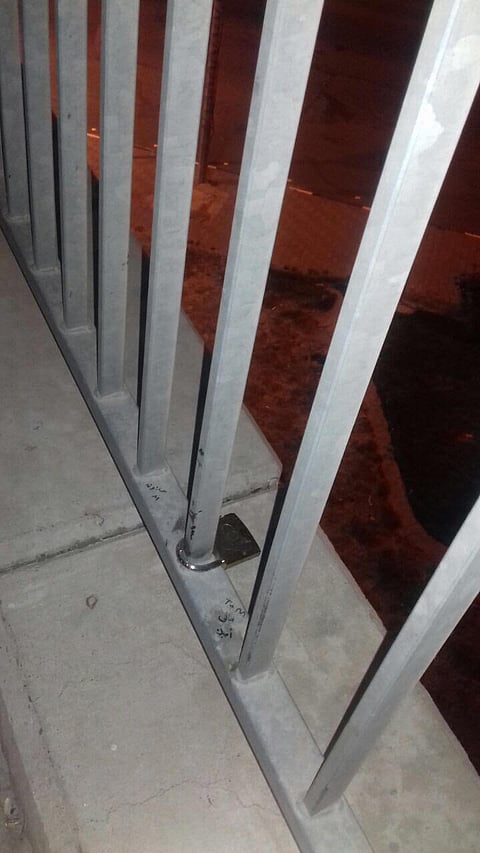 شاهد .. حمّى "أقفال العُشاق" في فرنسا تشق طريقها إلى جسر بالطائف