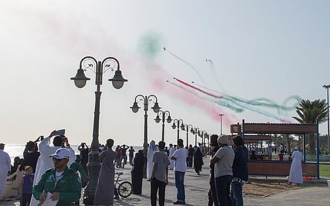 بالصور .. الصقور السعودية تزين سماء كورنيش ينبع وسط حضور كبير من الأهالي