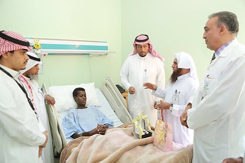 مستشفى الدواسر يحتفل بمريض إفريقي أتم حفظ جزء "عمّ" فترة تنويمه