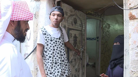 رجل أعمال يتبرع بعلاج شقيق بائعة حب الحمام ويساعد أشقاءها مالياً