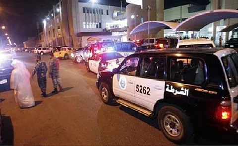 الكويت.. شرطي متعاطٍ يتوسل لرجال الأمن بعد ضبطه: أنا زميلكم