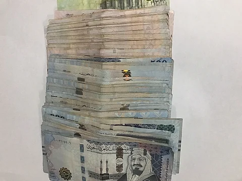 كيس أموال في سيارة مستأجرة .. نسيه مواطن ووجده إثيوبي وهذا مصيره