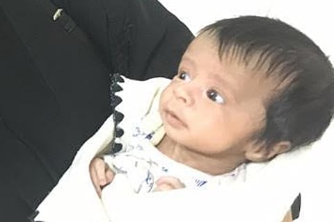 حائل .. طفلة تفرج كربة وافد وتسدّد عنه فاتورة علاج ابنه من مدخراتها