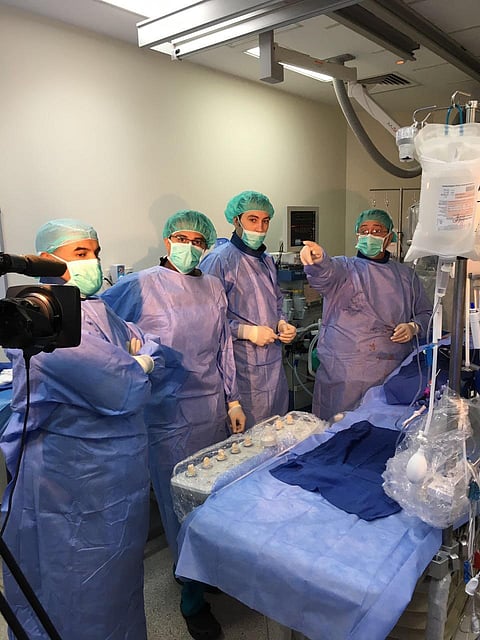 من جدة لدبي .. نقل مباشر لعمليتَي قلب بمجمع عبدالله الطبي