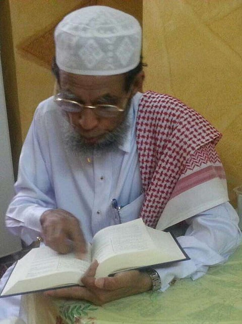 بعدما خرّج 11 معلماً للقرآن من صلبه .. المُسِن البرماوي يحفظ كتاب الله ويروي قصته