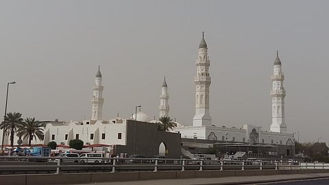 "الأرصاد" تنبّه: رياح سطحية مثيرة للأتربة والغبار بالمدينة