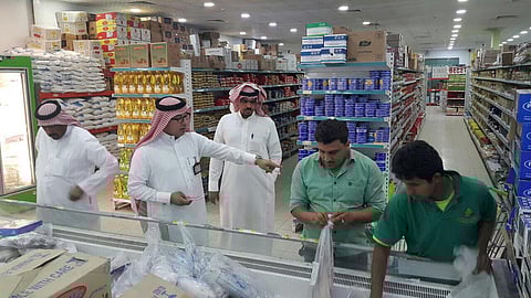 "بلدية الخفجي" تصادر وتتلف 180 كيلو لحوم وأسماك فاسدة