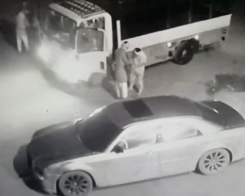 شاهد.. الإطاحة بـ 7 جناة تخصصوا في جرائم السلب بالقوة بالرياض