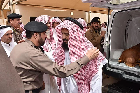مدير شرطة حائل يؤدي صلاة الميت على رجل أمن توفي في حادث
