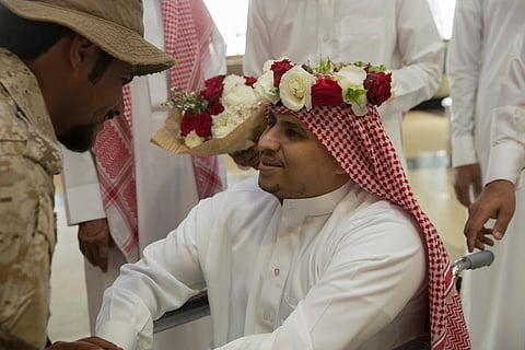 "سبق" تستقبل البطل "الحكمي" .. أصيب مرتين بالحد الجنوبي ومعنوياته مرتفعة