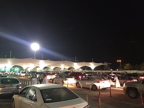 الآن.. تعطل النظام في جسر الملك فهد وامتداد طوابير المركبات