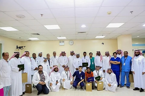 شاهد.. "مستشفى الدواسر "تكرم 27 موظفاً حصدوا جائزة التميز