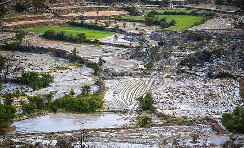 بالصور .. أمطار غزيرة على النماص واللون الأبيض يغطي المدرجات الزراعية