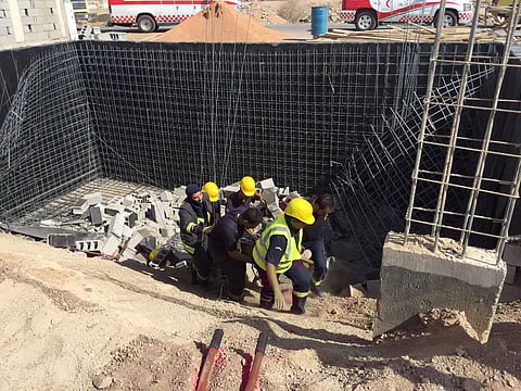 "مدني المدينة" ينتشل جثة عامل لقي مصرعه إثر انهيار جدار عليه