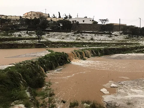 بالفيديو والصور.. أمطار غزيرة مصحوبة بحبات البَرَد على بللسمر