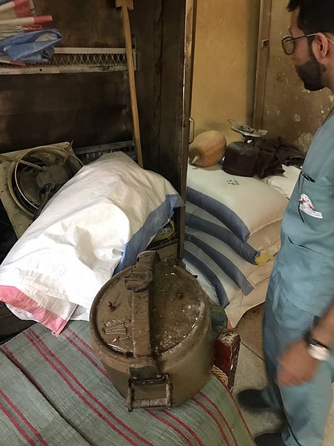 محايل عسير.. ضَبْط عمالة تجهِّز مأكولات بمنزل متهالك وتوزِّعها على المطاعم