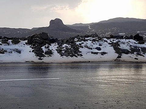 شاهد.. البَرَد يغطي مساحات شاسعة ببني عمرو وتنومة