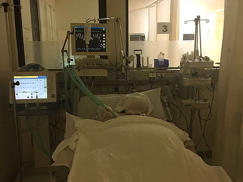 المرض يقعد "أفنان" منذ ولادتها.. ووزنها تجاوز 250 كلجم