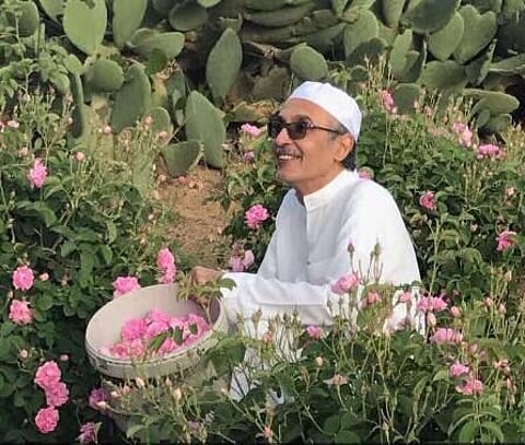 شاهد.. "بدر بن عبدالمحسن" يجمع الورد في الطائف ويستذكر "جرحتي الظلام"