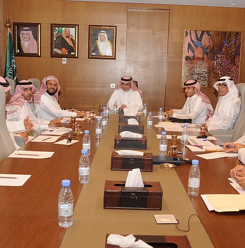 "العيسى" يوجه بإطلاق مشروع النقل للمعلمات في المناطق البعيدة