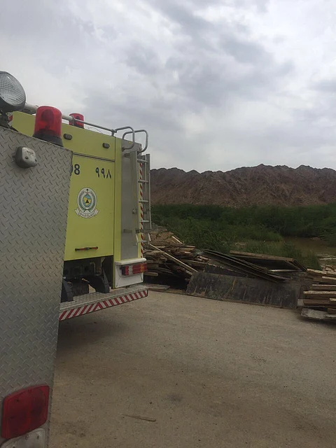 سيل كبير يفاجئ متنزهين بوادي الليث ..جرف 3 سيارات وفقدان 5 أشخاص