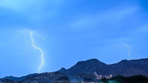 "الهذلي" يلتقط مشاهد للبرق في العاصمة المقدسة