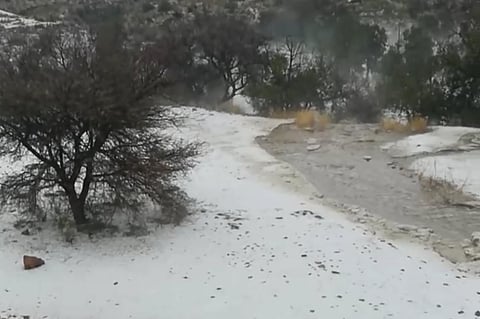 شاهد.. أمطار الطائف تتواصل والبرد يكسو أودية الشفا بالبياض