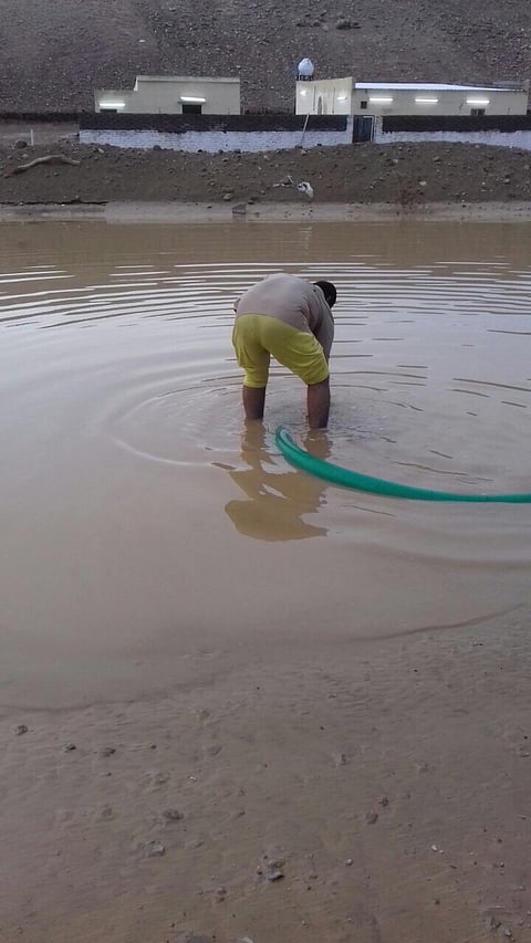 البلدية تصرّف مياه أمطار حاصرت منزل مواطن شمال الليث