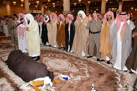 شاهد .. أمير حائل يتقدم المصلين على "شهيد مأرب"